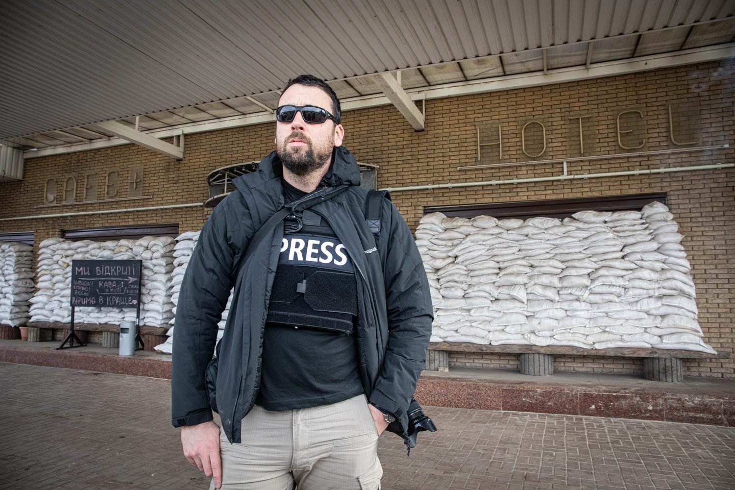 Portrait de Fred Marie en gilet PRESS sur le terrain, photographié par Patrick Chauvel