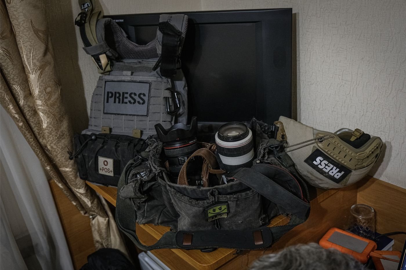 Le matériel du reporter de guerre : gilet et casque PRESS, sac photo et optiques