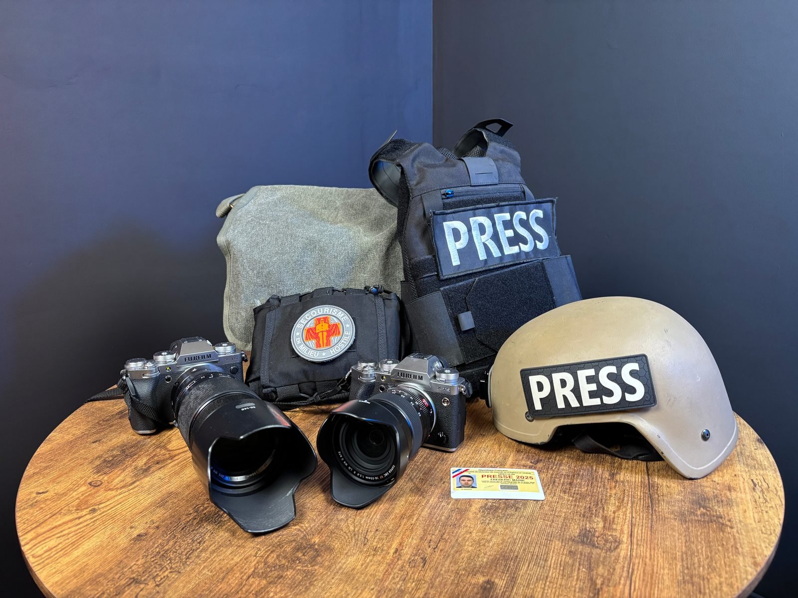 Matériel de photoreporter : boîtiers Fujifilm, optiques, gilet et casque PRESS, carte de presse.