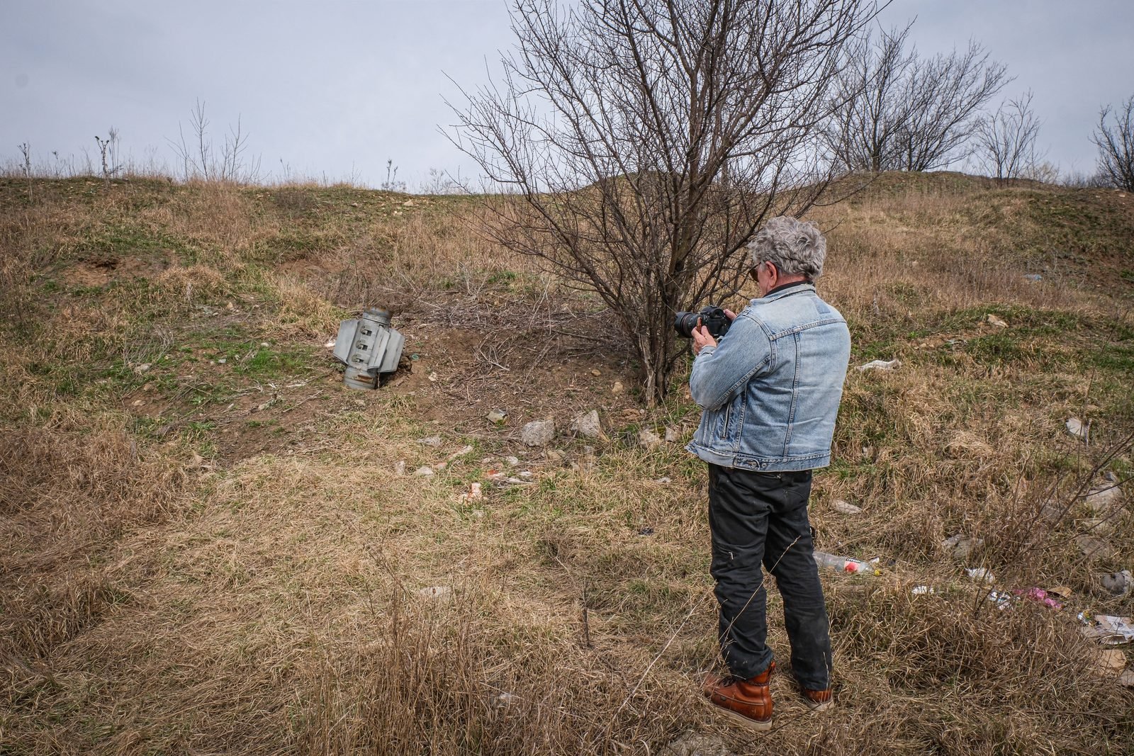 Un photographe documente une roquette non explosée près de Kramatorsk, en Ukraine.